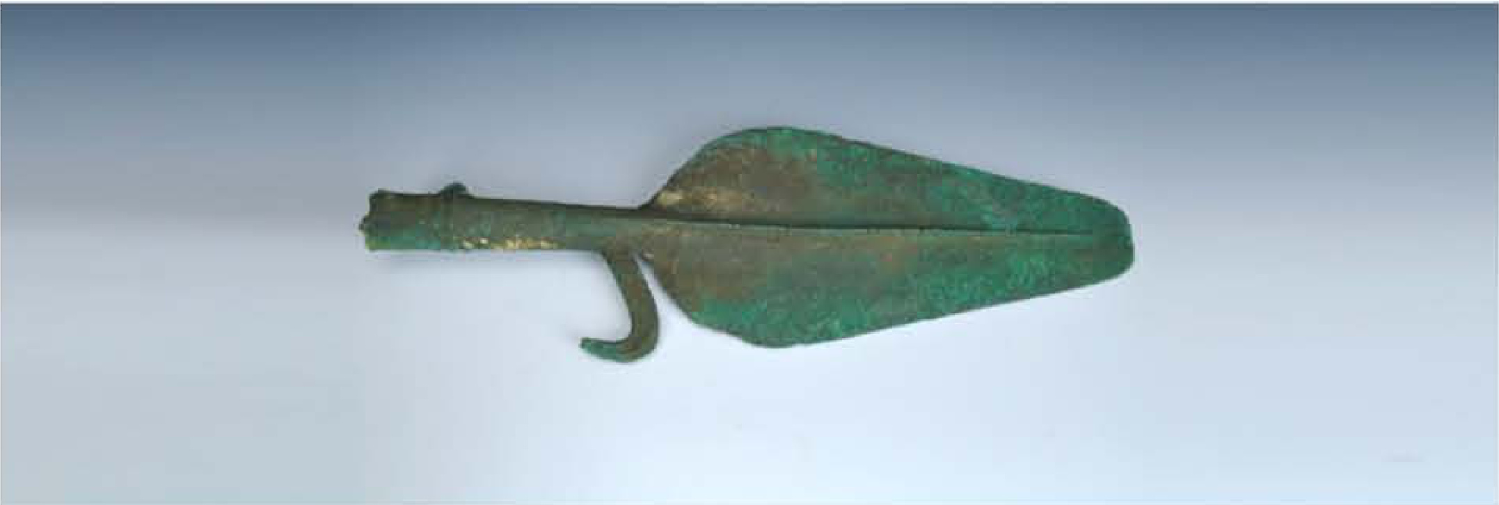 齐家文化出土的带倒刺的青铜矛