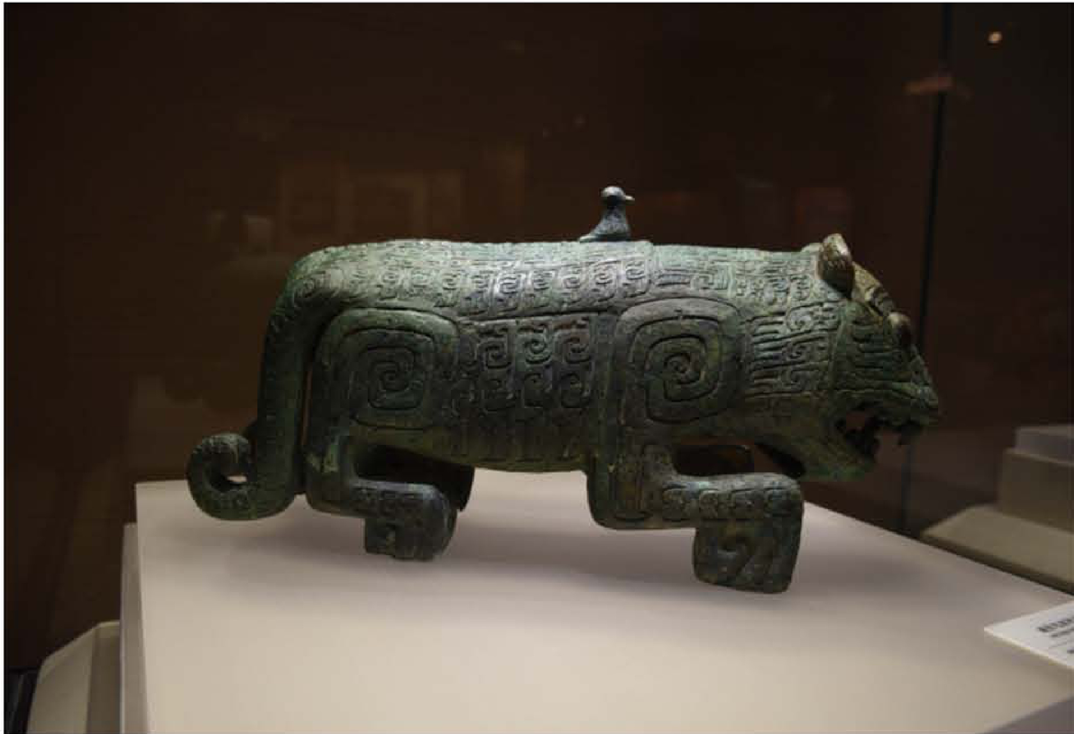 江西新干县大洋洲遗址出土的伏鸟双耳青铜虎