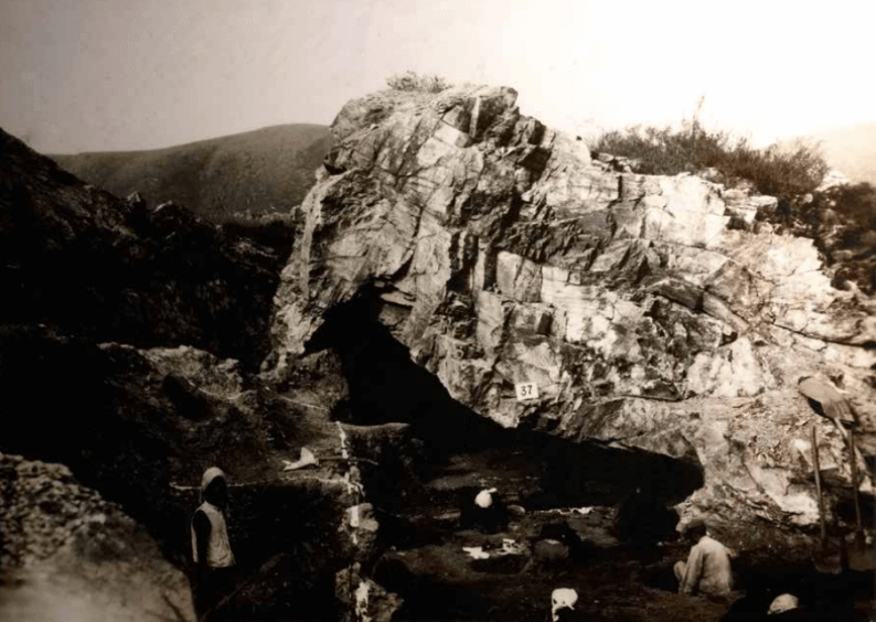 1933年山顶洞遗址发掘现场